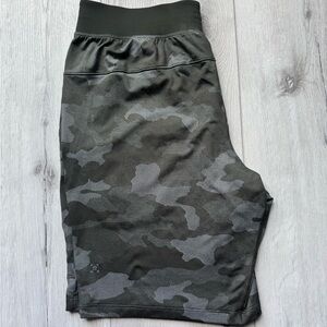 LULULEMON Green Camo T.H.E. Shorts 9" Linerless... 
Size L